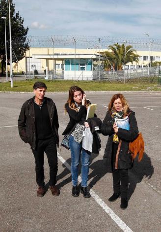 Enrique López, Lucía Montejo y Rosa Espiño, ayer, ante el acceso principal al centro penitenciario de Asturias. LUISMA MURIAS